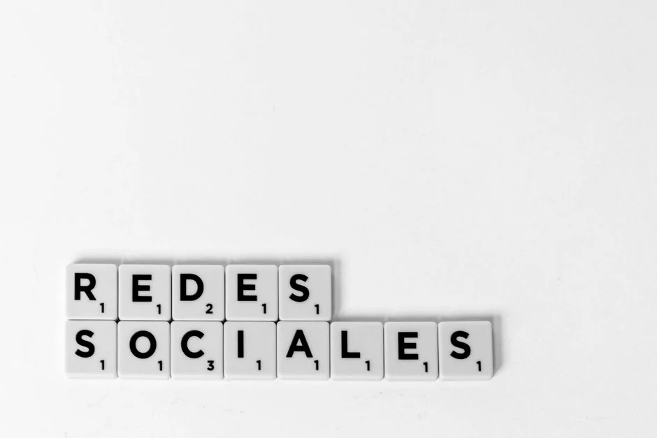 Vue de dessus d’un clavier, d’un agenda avec une note sur le marketing des réseaux sociaux, et d’une tablette posés sur un bureau.